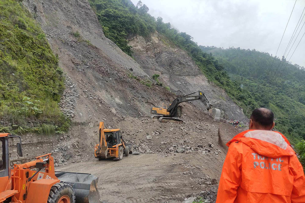 Landslide at Namsi halts traffic along Narayangadh-Muglin road